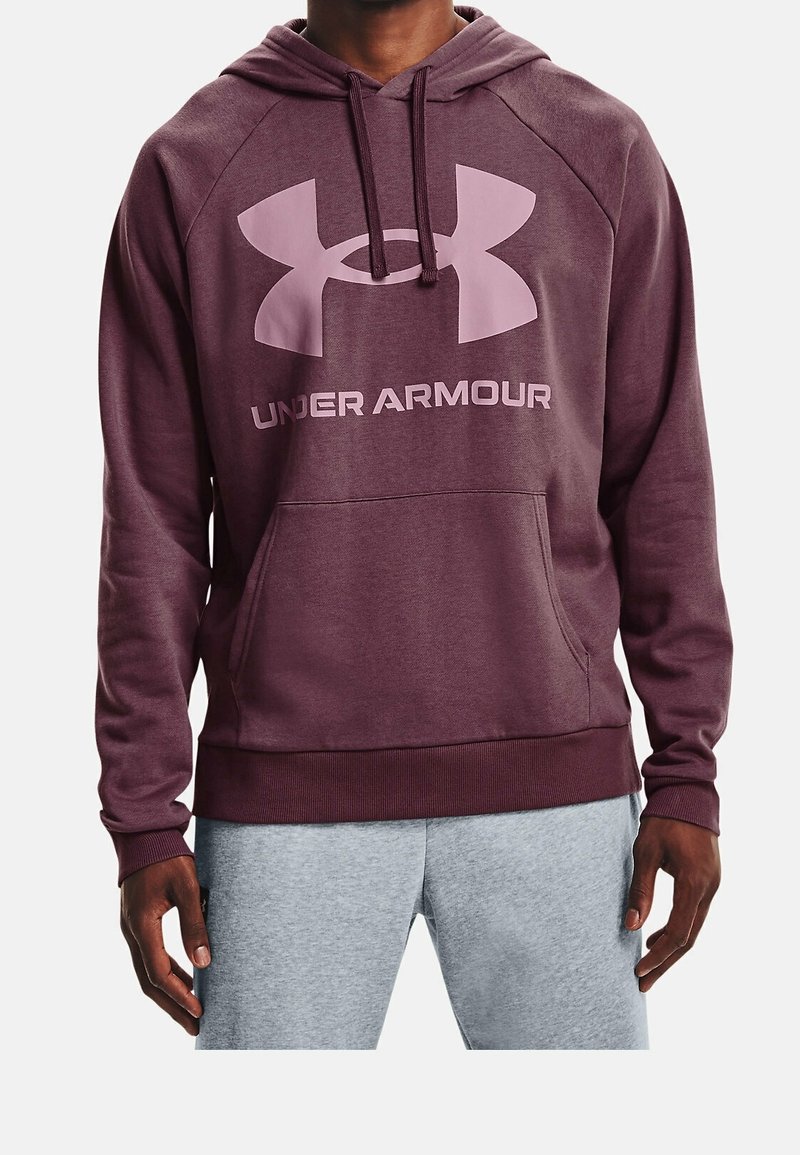 Hoodie bordeaux en tissu léger, avec poche kangourou à l'avant, capuche à cordon et grand logo Under Armour rose sur la poitrine.