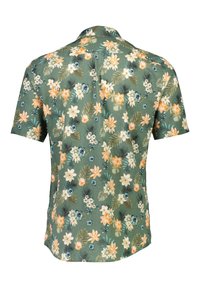 Camicia a maniche corte in tessuto verde con motivo floreale caratterizzato da fiori arancioni e bianchi, arricchito da foglie blu e verdi.