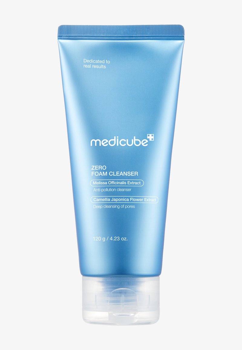 Blauwe tube Medicube Zero Foam Cleanser met extracten van Melissa Officinalis en Camellia Japonica, 120 g, voor anti-vervuiling en diepe poriënreiniging.
