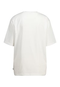 Camiseta de algodón blanca con manga corta, escote redondo y un ajuste relajado. Textura suave sin logotipos ni patrones visibles.