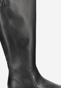 Botte noire en cuir haute avec une texture lisse, des détails cousus et une boucle métallique accent près du haut.
