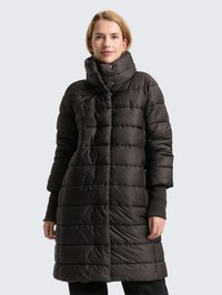 Fekete steppelt kabát magas gallérral, steppelt mintával, bordázott mandzsettákkal és hosszú sziluettel, elülső patentos záródással.