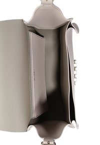 Borsa a tracolla in pelle grigia con un ampio interno, dotata di un divisorio centrale, una tasca a scomparsa, texture liscia e dettagli di cucitura sottili.