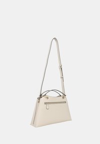 Borsa beige con un design elegante e angolare. Presenta una tasca frontale con zip, accessori in oro e una tracolla regolabile. Materiale testurizzato.