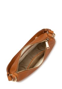 Sac à main en cuir marron avec une fermeture éclair dorée partiellement ouverte, révélant un intérieur en tissu beige et une poche intérieure.