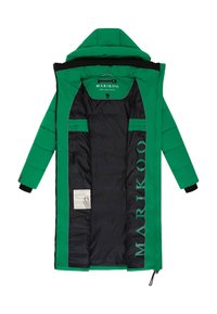 Zaļa polsterēta parka ar melnu iekšpusi, ar logotipa drukājumu, sānu kabatām, kapuci un priekšējo rāvējslēdzēju.