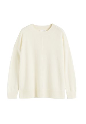 Ivoor gebreide sweater met een ronde halslijn, ingezette schoudernaad en geribbelde zoom. Bevat een centraal naaddetail en een zachte textuur.