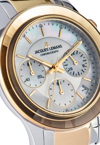 Orologio cronografo in oro e argento con quadrante in madreperla texturizzata, tre sottodial e dettagli in diamante. Bracciale in acciaio inossidabile.