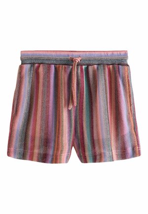 Gros plan d’une personne portant un haut en tricot rayé multicolore à manches longues et un short assorti, montrant le dos et la zone du ventre.