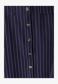 Vybrané, navy pinstripe