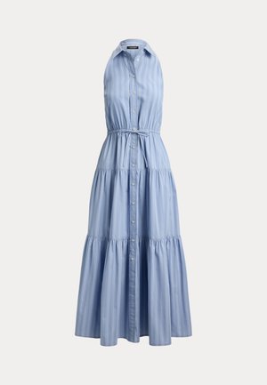 Αμάνικο midi φόρεμα σε ανοιχτό μπλε ριγέ με γιακά, κούμπωμα με κουμπιά μπροστά, βολάν σε στρώσεις και ζώνη στη μέση.