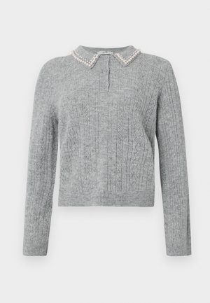 Hellgrauer, gestrickter Pullover mit langen Ärmeln, drei Knöpfen an der Brust und einem mit Perlen verzierten Kragen.