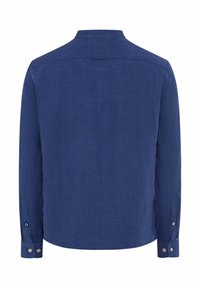 Camicia a maniche lunghe in lino blu scuro. Polsi abbottonati, colletto classico e dettaglio della cucitura posteriore. Tessuto testurizzato con una finitura liscia.
