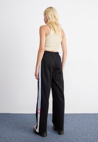 Ellesse HILANTA TRACK PANT - Spodnji deli trenirk - black