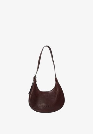 Brun læder skuldertaske, buet form, justerbar rem, præget logo, glat tekstur, minimal detaljer.