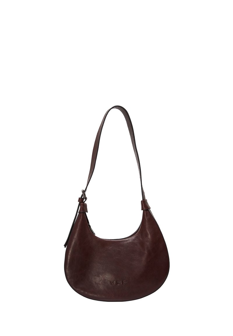 Borsa a spalla in pelle marrone, forma curva, tracolla regolabile, logo impresso, texture liscia, dettagli minimi.