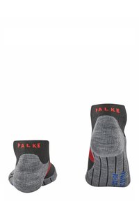 Graue Knöchelsocken mit rotem "FALKE"-Logo, mit geripptem Textur und kontrastierenden schwarzen und blauen Akzenten an den Sohlen.