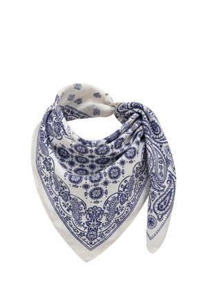 Biała jedwabna bandana z detalicznymi niebieskimi kwiatowymi i paisley wzorami, złożona i zawiązana.