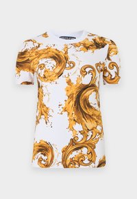 Άσπρο μπλουζάκι Versace Jeans με κοντά μανίκια, διακοσμημένο με περίτεχνα χρυσά και καφέ μπαρόκ σχήματα σε σπειροειδείς καμπύλες και πιτσιλιές.