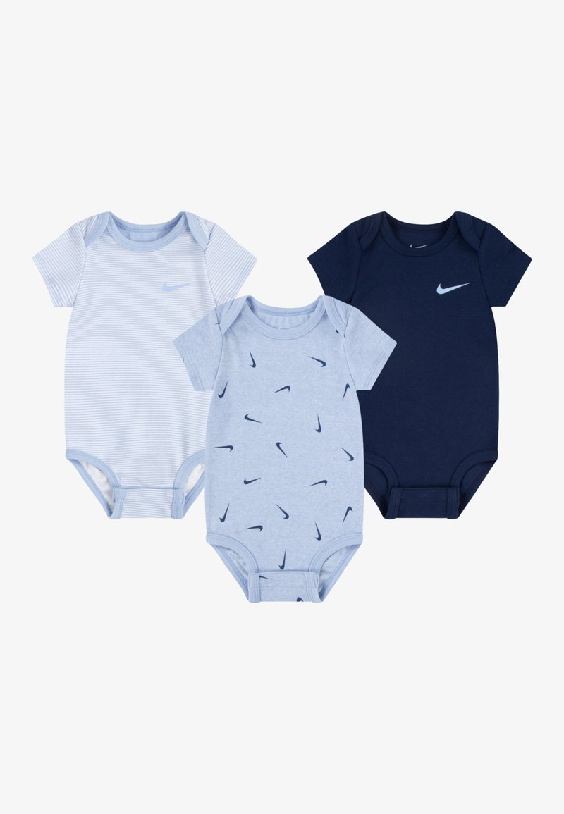 Tres bodies para bebé: uno de rayas azul claro, otro azul claro con ondas marinas oscuras y uno sólido en navy. Todos presentan mangas cortas y están fabricados con tejido de algodón suave.