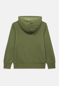 Πράσινο φούτερ με τσέπη τύπου καγκουρό, λάστιχο στα μανίκια και στο κάτω μέρος, και απαλή υφή. Διαθέτει κουκούλα με φόδρα και λείο φινίρισμα.