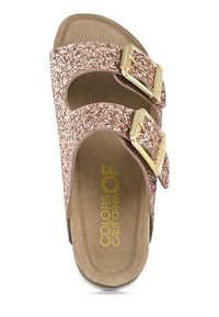 Vaaleanpunakullankimalteinen liukuva sandaali, jossa on kaksi säädettävää kultabuckelia ja pehmustettu pohjallinen. Keinokuituinen rakenne varvasosassa.