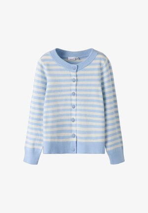 Svijetloplavi kardigan s bijelim prugama, okruglim izrezom i zatvaranjem na gumbe. Ima rebraste manžete i rub. Mekana tekstura i ležeran dizajn.