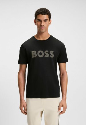 T-shirt noir à manches courtes avec un logo "BOSS" en relief gris, fabriqué à partir d'un tissu lisse avec un col rond classique.