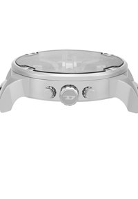 Reloj de pulsera plateado con una esfera de vidrio transparente, bisel texturizado y tres botones laterales. Presenta una caja redonda y suave con una corona prominente.