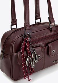 Bordowa torebka syntetyczna z podwójnymi uchwytami, przednią kieszenią na zamek, dwiema przednimi kieszeniami oraz dekoracyjnym srebrnym okuciem z akcentem w postaci liny.