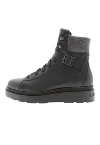 Bota de cuero negra hasta el tobillo con diseño de cordones, cuello acolchado y hebilla decorativa. Suela de goma gruesa y parte superior de textura con patrón.