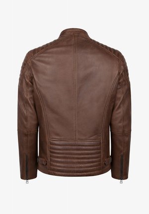 Bruine leren jas gezien van achteren met doorgestikte schouder- en onderrugvulling, ritssluitingen aan de mouwen en verstelbare riempjes aan de zijkanten.