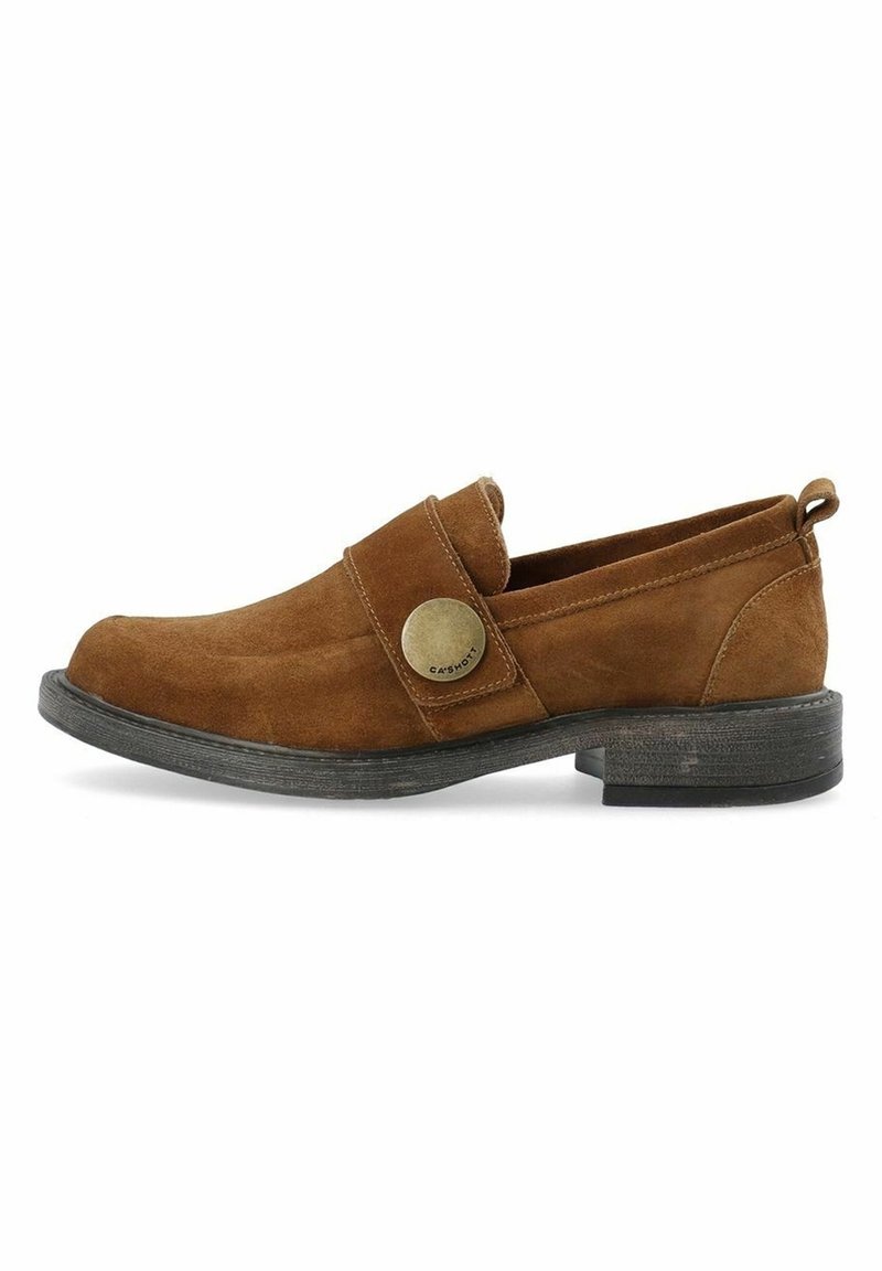 Chaussure mocassin en daim marron avec un bouton rond doré sur le côté, semelle noire et petit talon, présentée sur fond blanc.
