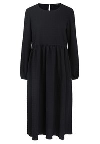 Vestido negro de manga larga con tela texturizada, escote redondo y cintura fruncida. Presenta un detalle de abertura en la parte posterior. Forma en A.