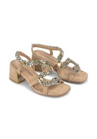 Sandalias de tacón bloque de ante en color beige con adornos decorativos de rhinestone y un diseño de tira ondulada. Punta cuadrada y suela acolchada. Marca: Alma en Pena.