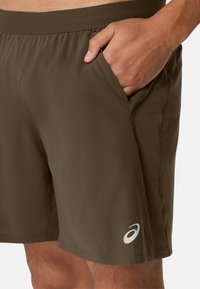 ASICS ROAD 7IN - Träningsshorts - brown stone