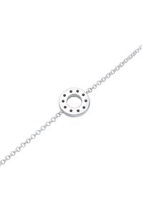 Silverarmband med en cirkulär, ihålig berlock inlagd med mörka stenar runt kanten; kedjelänkarna är cirkulära och jämnt utspaced.