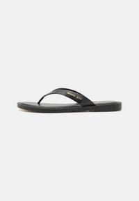 Sandalo infradito nero con tomaia sintetica liscia, cinturino sottile e dettaglio del logo dorato. Suola piatta con un design elegante.