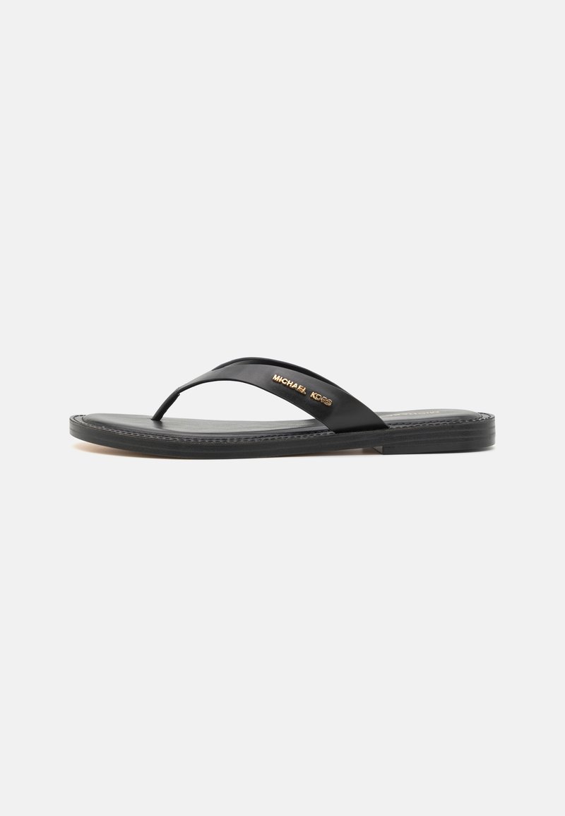 Sandalo infradito nero con tomaia sintetica liscia, cinturino sottile e dettaglio del logo dorato. Suola piatta con un design elegante.
