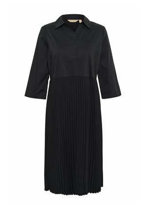 Vestito nero con scollo a collo, caratterizzato da una parte superiore liscia e una gonna plissettata. Realizzato in tessuto intrecciato, ha maniche a tre quarti.