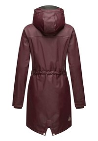 Chaqueta impermeable burdeos con capucha, cintura ceñida, mangas largas y cierre de presión en el dobladillo. Textura suave y brillante con acento del logo.