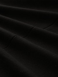 Tissu noir, texture lisse avec un léger extensibilité, présentant des ridges et plis subtils, couleur uniforme, sans motifs ni accents.
