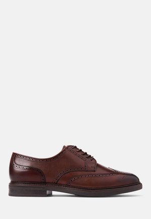Scarpa da dress in pelle marrone con dettagli broguing, punta tonda e suola in gomma piatta con chiusura classica a lacci.