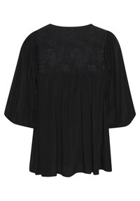 Svart blus med en plisserad design, broderat blommönster på oket och vida ärmar. Slät textur och avslappnad passform.