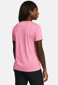 Under Armour TECH TWIST - Spordi T-särk - sunset pink
