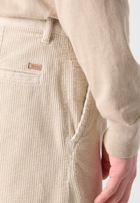 BOSS SHYNE - Chinos tipa bikses - light beige