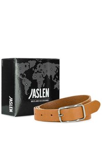 Cinturón de piel marrón con hebilla de metal plateado, exhibido al lado de una caja negra con un mapa mundial y el texto blanco "Cinturones y Accesorios JASLEN."