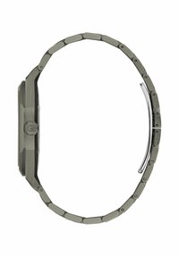 Ceas de culoare gri metalic, cu carcasă octagonală, accente argintii și un design de brățară cu link-uri. Suprafața este texturată cu un finisaj periat.