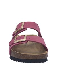 Sandale à bout ouvert avec deux brides roses ajustables et boucles dorées, semelle en liège rembourrée, et semelle extérieure en caoutchouc noir, vue de face.