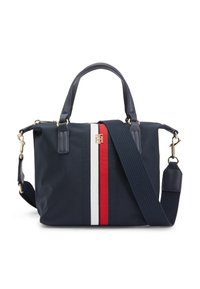 Borsa a mano in nylon navy con doppio manico, cinturino regolabile per spalla e un design centrale con strisce rosse e bianche. Accessori in oro.